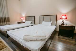 Мини-отель Hotel Inju Тараз Стандартный двухместный номер с 2 отдельными кроватями-1
